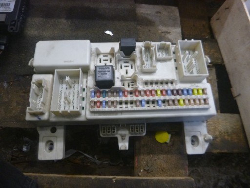 БЛОК ПРЕДОХРАНИТЕЛЕЙ 8690719 VOLVO S40