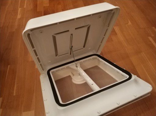 04328B01- - Вікно даху FIAMMA VENT 40x40 white RV