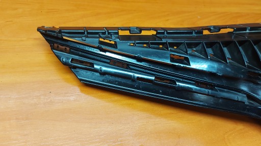 Grille Pare choc Avant Avant TOYOTA AVENSIS T27 15- LIFT