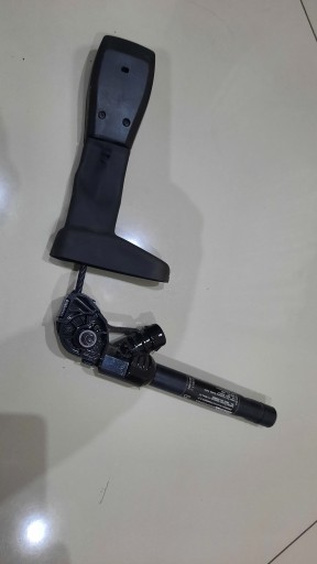 8630467 - VOLVO S60 V60 XC60 натягувач ременя RH правий