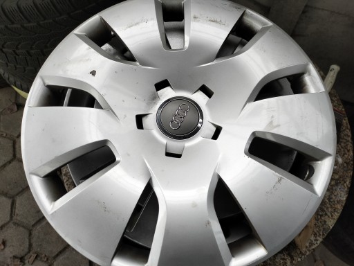 Оригинальные колпаки Audi 16 дюймов 8k0601147