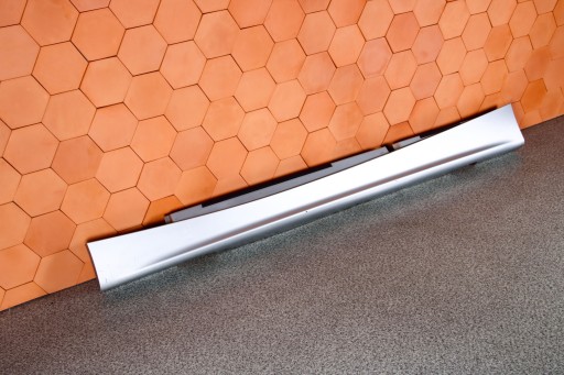 BMW E87 - lišta prahová levá TITANSILBER METALLIC 7147401