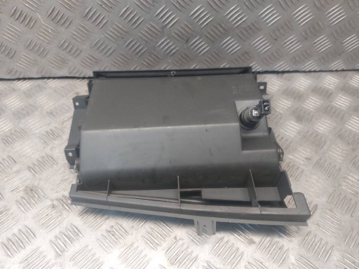 passenger compartment consoles of the central NISSAN X-TRAIL and 682758H900