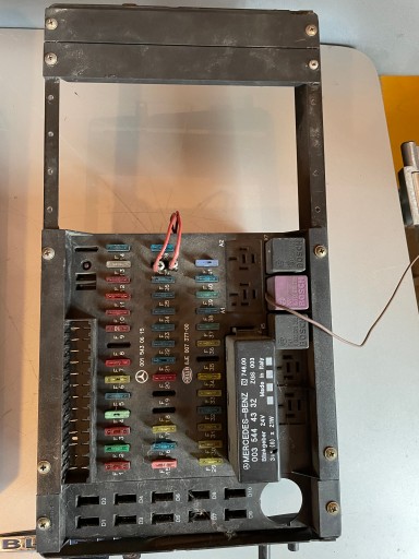 Блок запобіжників 0015436015 mercedes