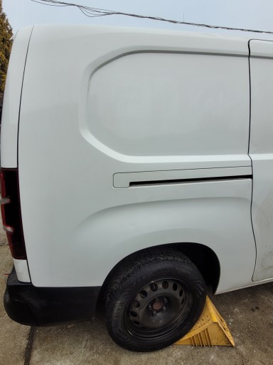 Opel combo e l2 праве заднє чверть крило