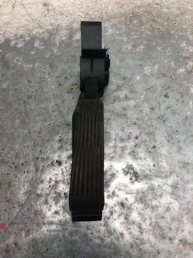 accelerator pedal MERCEDES W203 A2033000104