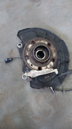 Лівий передній поворотний кулак volvo s60 v70