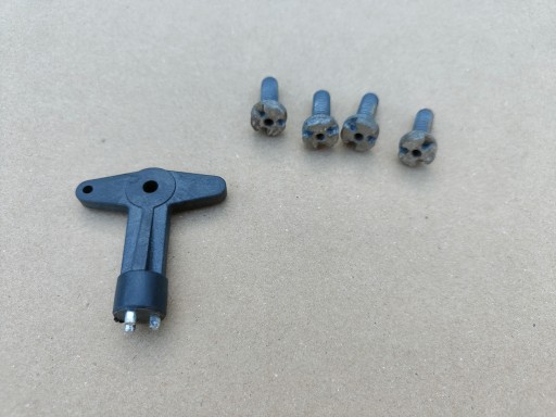 Ключ Ключ + гвинти для кришки RENAULT