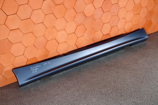 BMW E87 lišta prahová pravá QUARZBLAU METALLIC 7147402