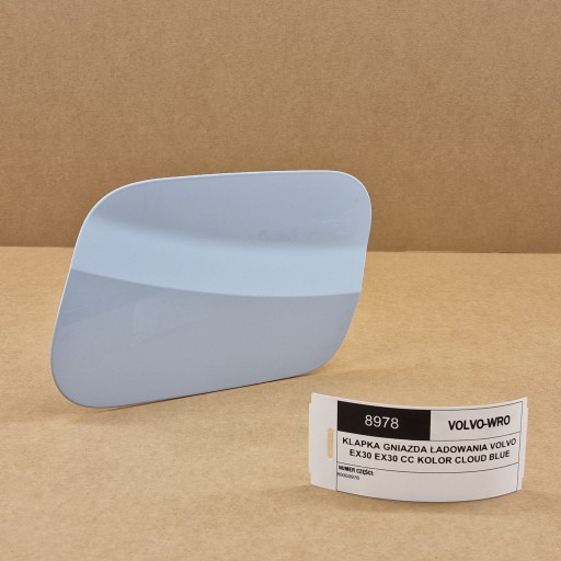 KLAPKA GNIAZDA LADOWANIA VOLVO EX30 EX30 CC Farbe CLOUD BLUE