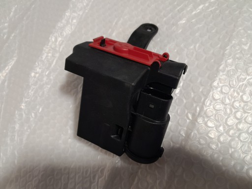 AUDI A4 B9 РОЗПОДІЛЬНИК ЖИВОСТІ 8W0941823E