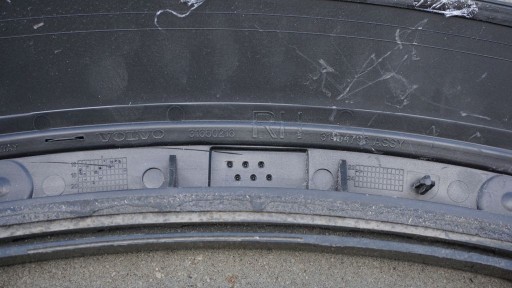 VOLVO XC60 II pravá krytka lišta blatníku předek