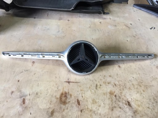 MERCEDES W205 ЭМБЛЕМА ПЕРЕДНЕГО БАМПЕРА РЕШЕТКА a0008880060