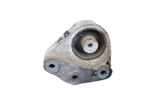 AUDI A8 D2 4.2 лапа опора моста 4D0599133C