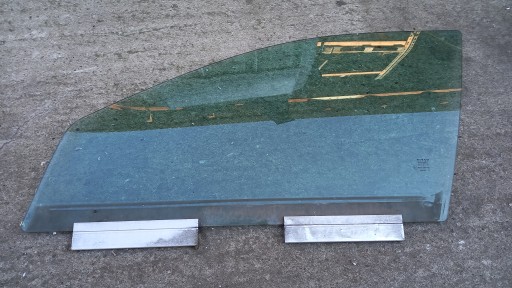 Скло передньої лівої двері VOLVO V50