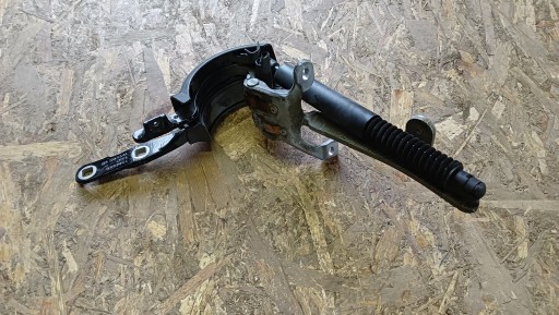 BMW F11 петля кришки багажника права 7206640