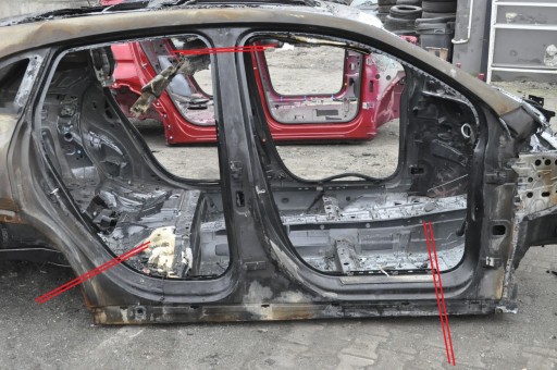 MERCEDES GLA II H247 стойка порог правый весь длинный