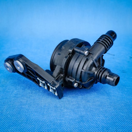 supplementary pump of water bracket BMW X5 G05 X6 G06 xDrive30d 8477210 8474821