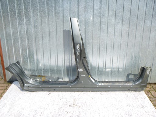 T676TG766 - ПРОГ SLUPEK ПРАВИЙ TOYOTA COROLLA VERSO 2004-2009