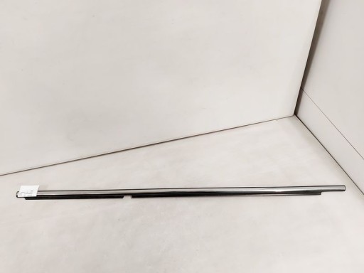 1 - Avensis T25 скребок двери левый задний CHRO