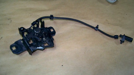 1C0823509D - VW New Beetle 02R замок капота