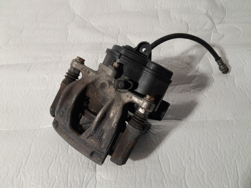 AUDI A4 B9 třmen brzdový levý záď 8W0405BD