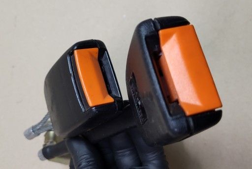 ZAPINKA öv, szíj KLAMRA mitte heck hinten PODWOJNA AUDI 80 B4 8A0857739 OE EU