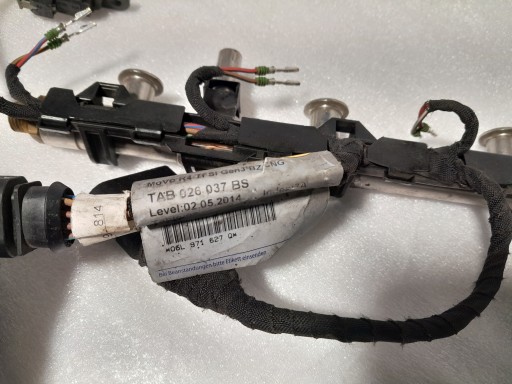 AUDI A4 B9 2.0TFSI bundle WTRYSKIWACZY injection ramp 06L971627Q