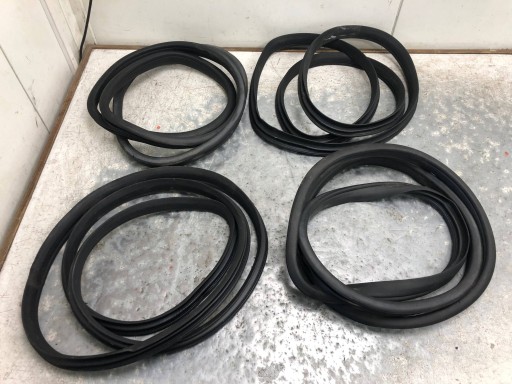 Joint USZCZELKI Portière KOMPLET MERCEDES W212 KOMBI A2126970051
