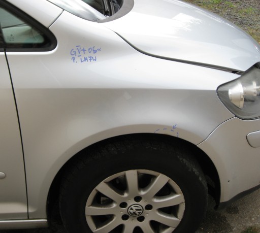 VW GOLF V Positif 05R Aile Droite Avant des roues. LA7W