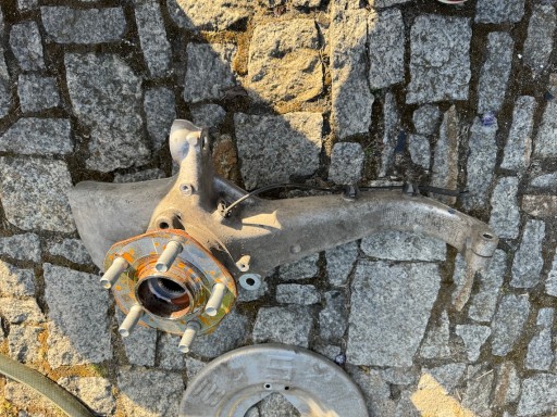 TESLA MODEL III 3 ЛЕВЫЙ КУЛАК + СТУПИЦА ОРИГИНАЛ