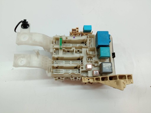 compartment of fuses 82730-52700 1.4 B 89KM Toyota Yaris II (2005-2011)