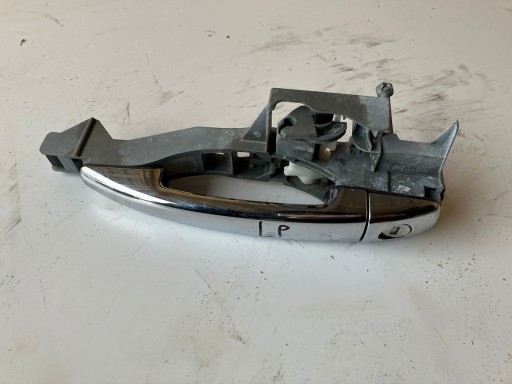 ДВЕРНАЯ РУЧКА ЛЕВАЯ ПЕРЕДНЯЯ 208 ХРОМ