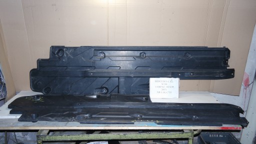 2046100808 - Кришка шасі ліва права MERCEDES W204