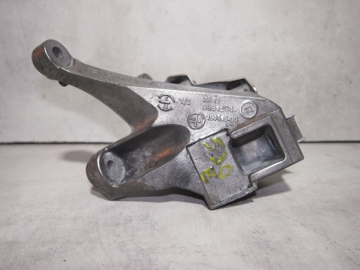 8681723 - BMW 5 G30 7 G11 лапа двигуна 6861564