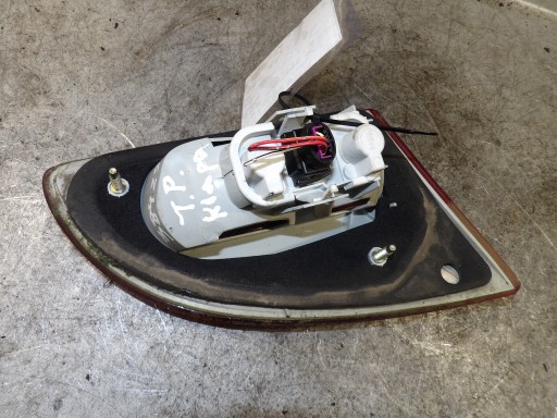 Toyota Avensis and light rear right trunk door
