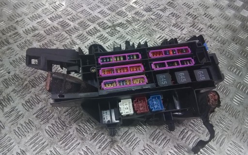 01 - AUDI A4 B9 ВНУТРІШНІЙ БЛОК ЗАПОБІЖНИКІВ