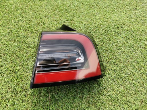 1077398 - Tesla model 3, ліхтар заднього правого підкрилка, весь led!