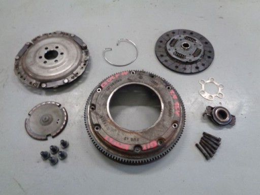 ГОЛЬФ IV 00 1.4 16V ЗЧЕПЛЕННЯ 027105273D 032141032