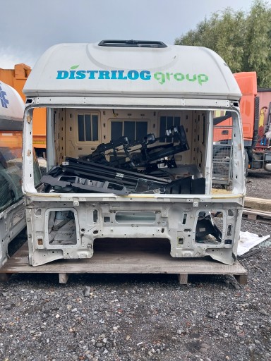 Траккер з вузькою кабіною Iveco Stralis Hi Way