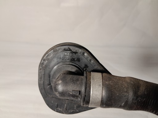 AUDI A4 B9 LIFT SEDAN prijenos cijev vode 8W1819350B 8W0122291AK