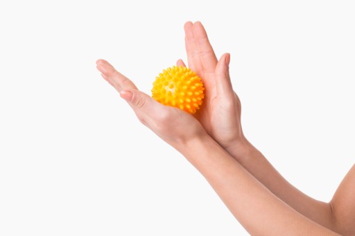 PIŁECZKA SENSORYCZNA JEŻYK Z KOLCAMI MASAŻ 6,6 cm