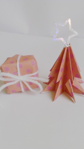 Zdjęcie oferty: Choinka z papieru z gwiazdką, prezencik