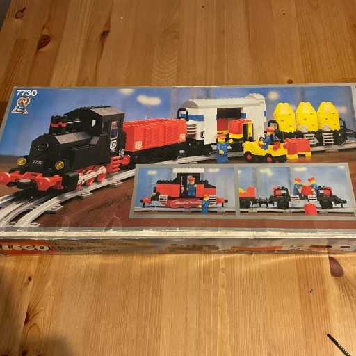 Zdjęcie oferty: Lego 7730 (1980) Pociąg towarowy 12V + przejazd