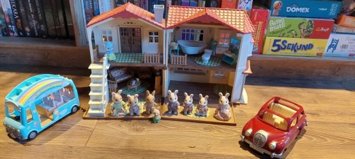 Zdjęcie oferty: Domek Sylvanian Families + 2 aura + 2 rodziny 