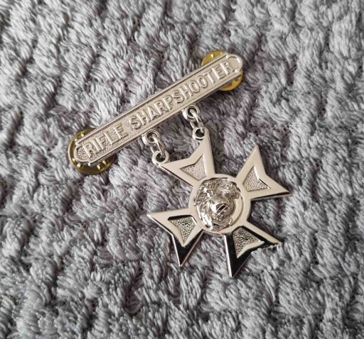 Zdjęcie oferty: Przypinka - USMC - Marksmanship Qualification Badge (Sharpshooter)