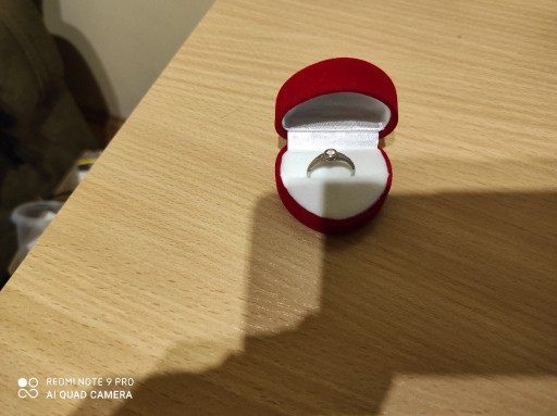 Zdjęcie oferty: złoty pierścionek z brylantem.