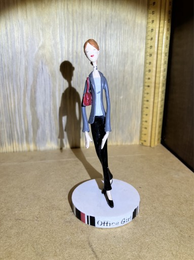 Zdjęcie oferty: figurka statuetka  THE GIRLS „Ofice Girl” kolekcja