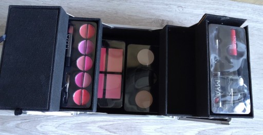 Zdjęcie oferty: Rozkładany różowy kuferek na kosmetyki do makijażu