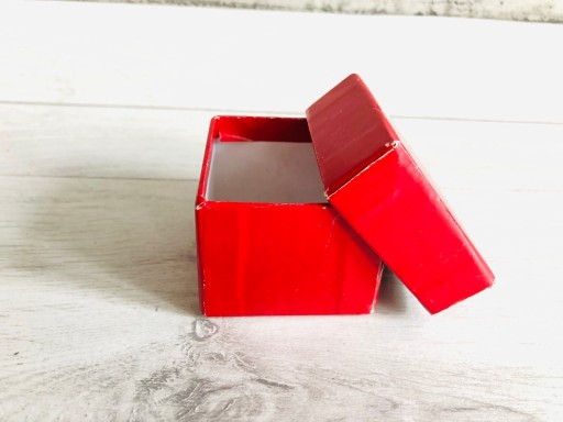 Zdjęcie oferty: Czerwone pudełko prezent przechowywanie 